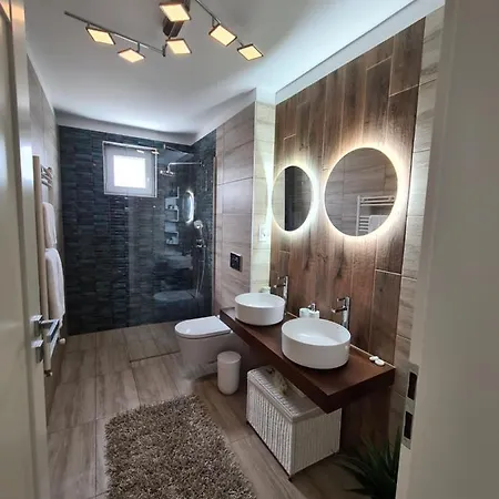 Luxury 2 Bedroom Holiday Apartment Brasov Exterior photo
